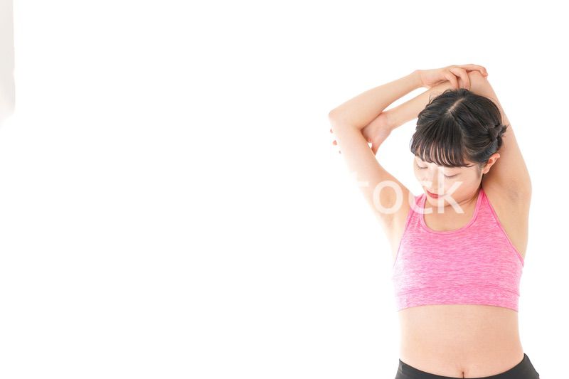 ウォーミングアップをする若い女性