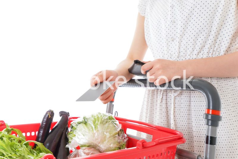 スーパーでキャッシュレス決済をする若い女性