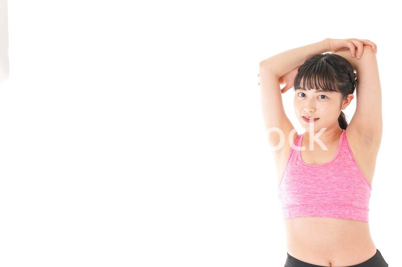 ウォーミングアップをする若い女性