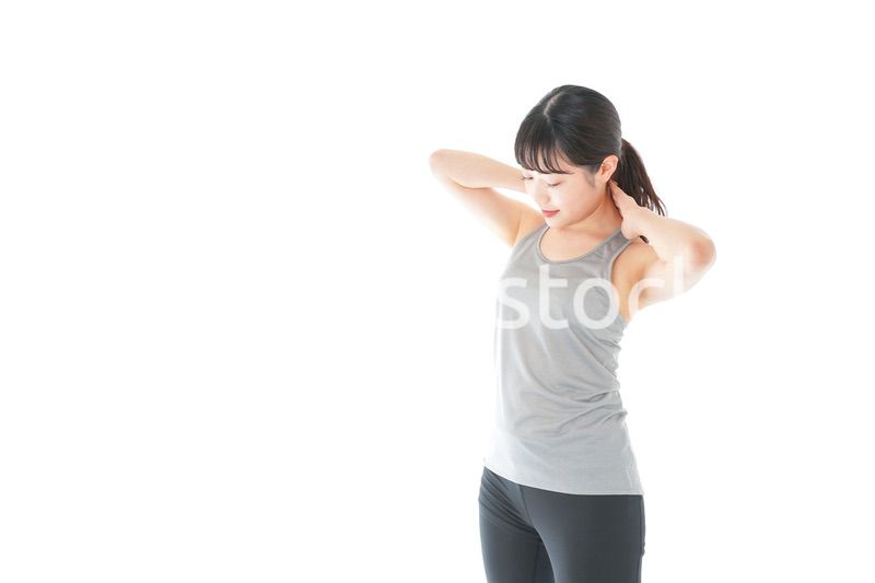 トレーニングをする若い女性