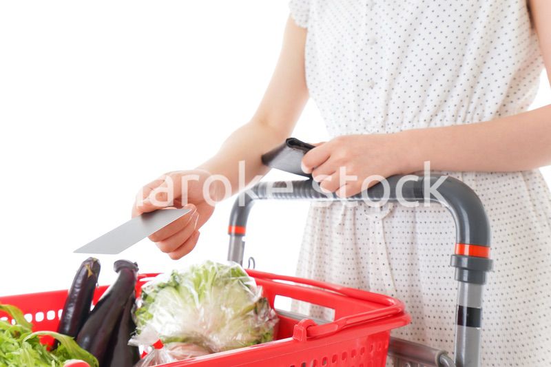 スーパーでキャッシュレス決済をする若い女性