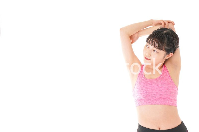 ウォーミングアップをする若い女性