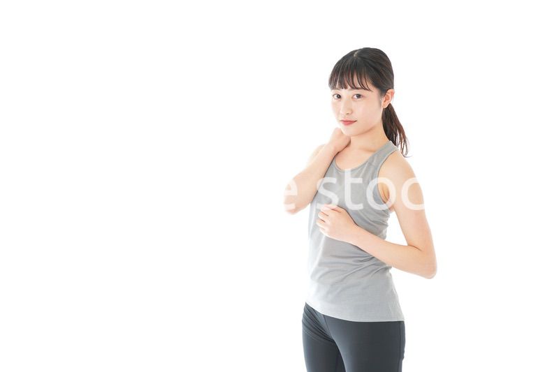 トレーニングをする若い女性