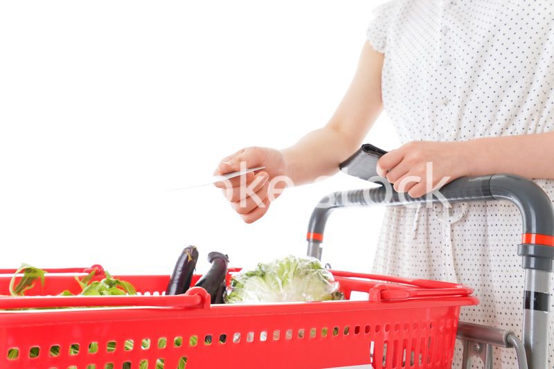 スーパーでキャッシュレス決済をする若い女性