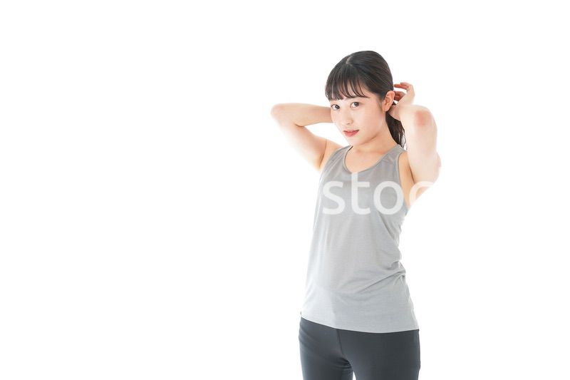 トレーニングをする若い女性