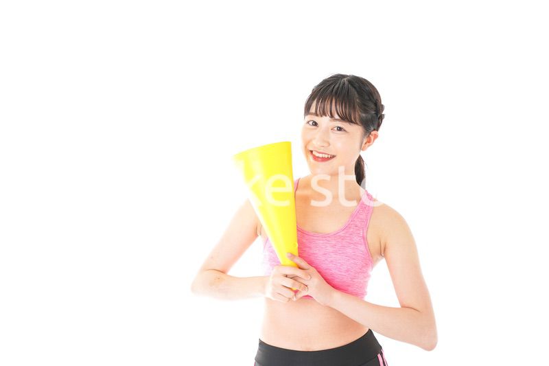 スポーツウェアで応援する若い女性