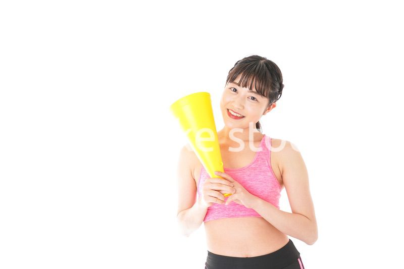 スポーツウェアで応援する若い女性