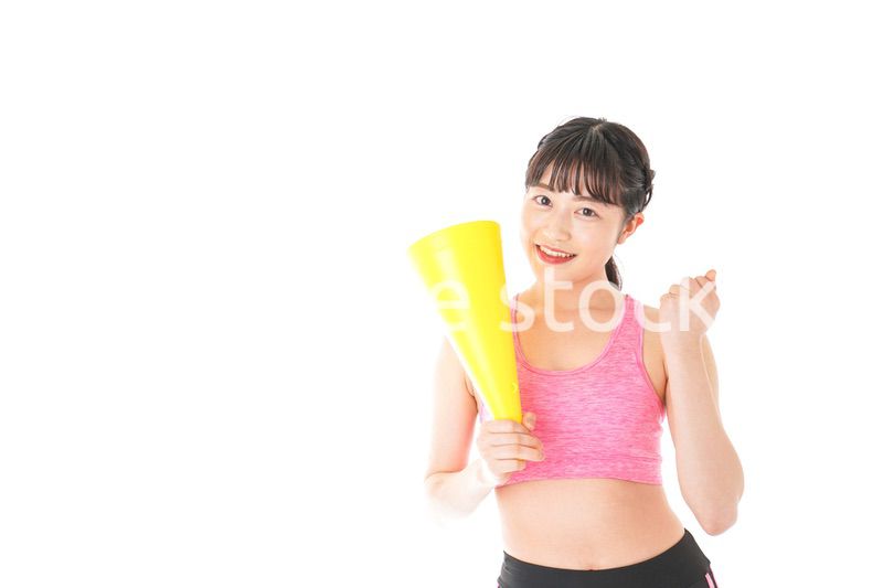 スポーツウェアで応援する若い女性