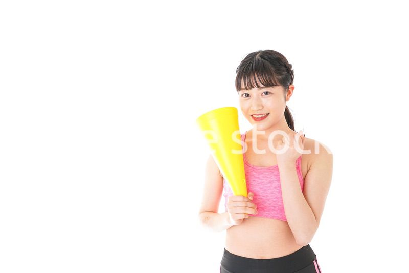 スポーツウェアで応援する若い女性