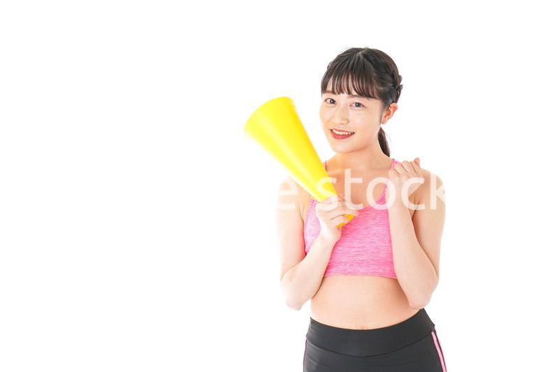 スポーツウェアで応援する若い女性
