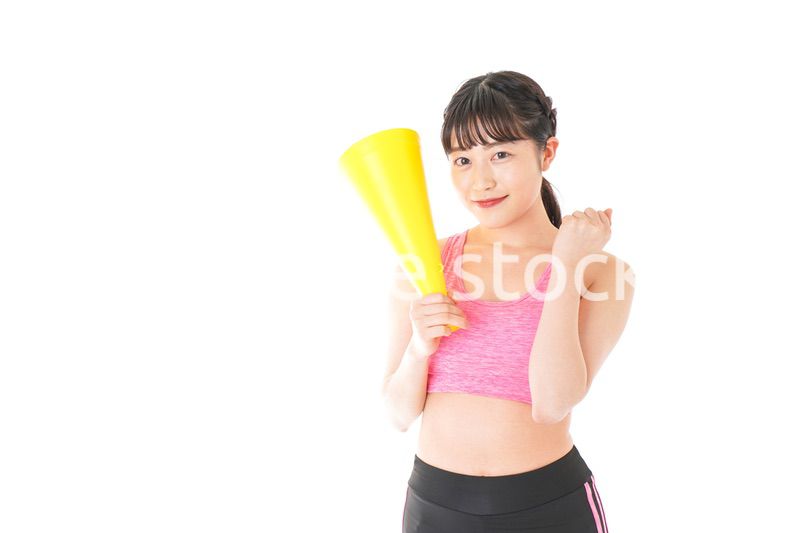 スポーツウェアで応援する若い女性