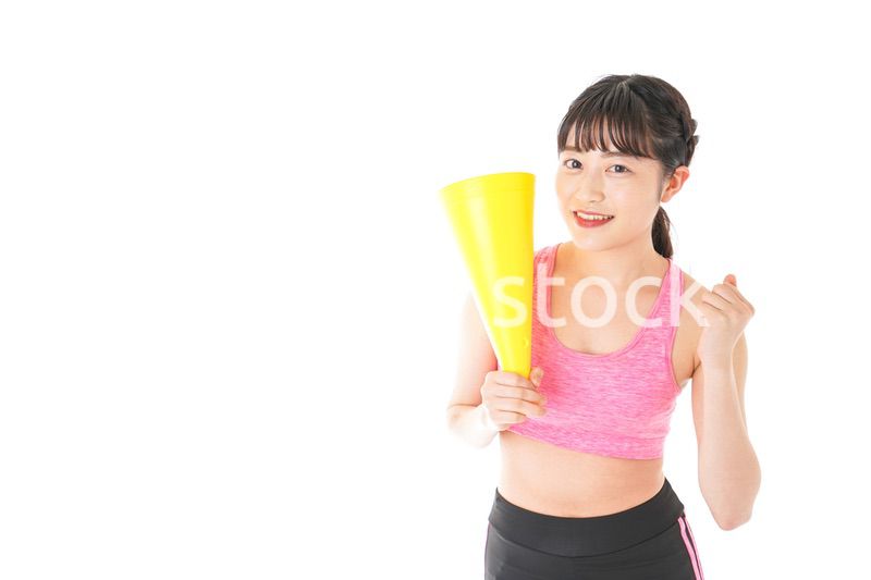 スポーツウェアで応援する若い女性