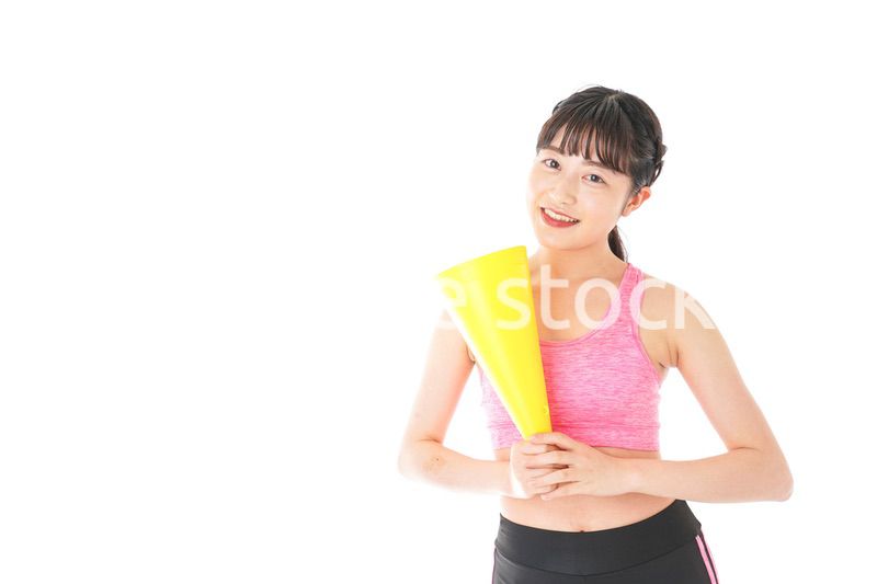 スポーツウェアで応援する若い女性