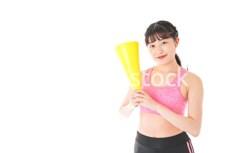 スポーツウェアで応援する若い女性