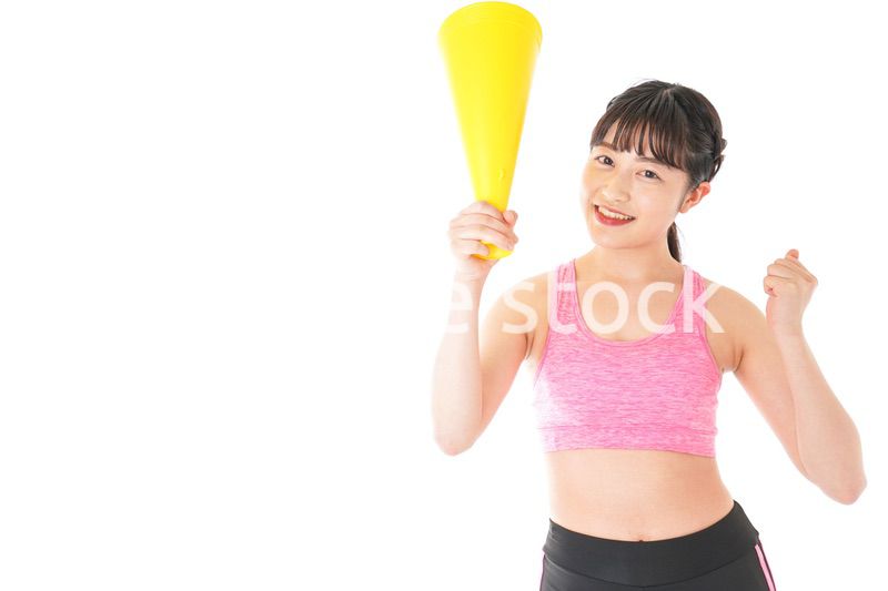 スポーツウェアで応援する若い女性