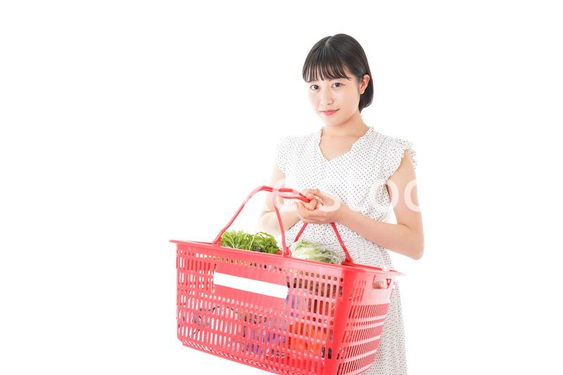 スーパー買い物をする若い女性