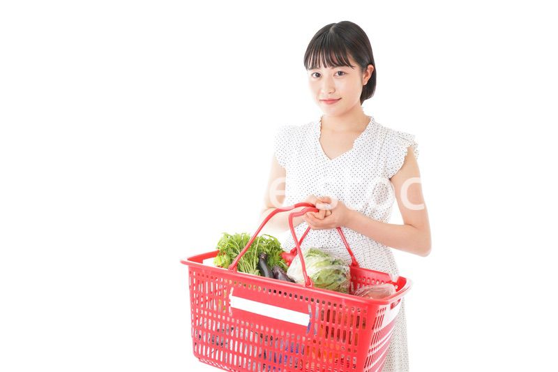 スーパー買い物をする若い女性