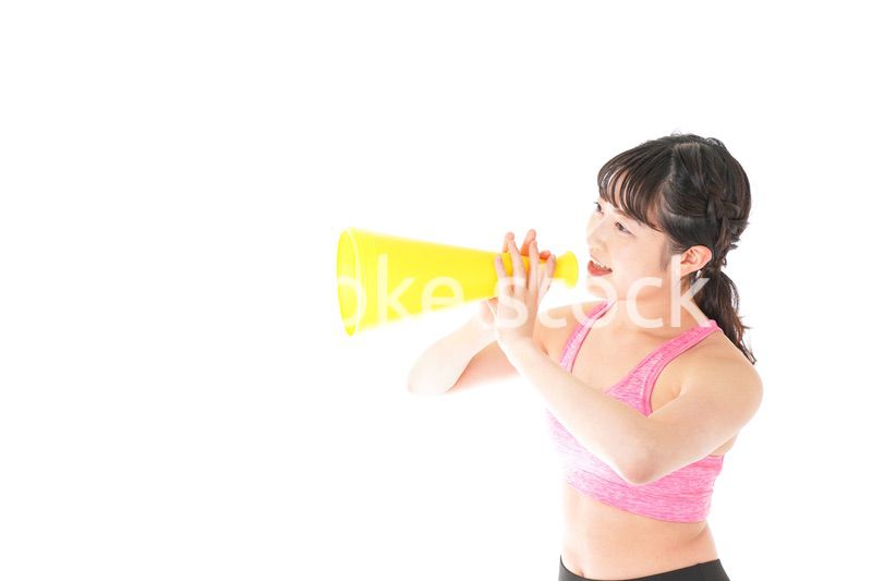 スポーツウェアで応援する若い女性