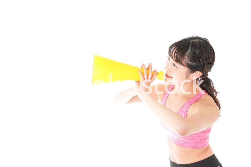 スポーツウェアで応援する若い女性