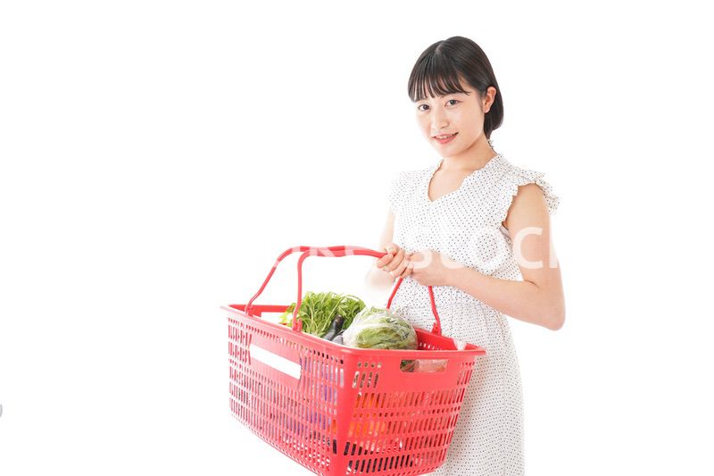 スーパーで買い物をする若い女性