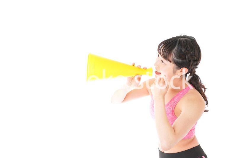 スポーツウェアで応援する若い女性