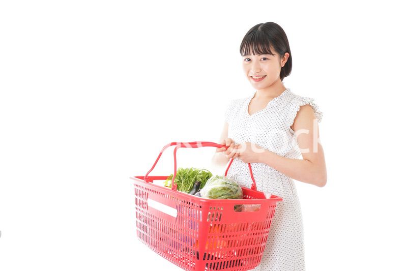 スーパー買い物をする若い女性