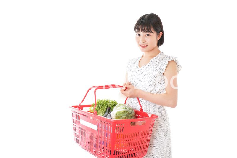 スーパー買い物をする若い女性