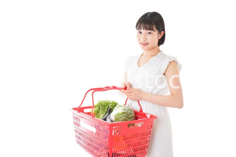 スーパー買い物をする若い女性