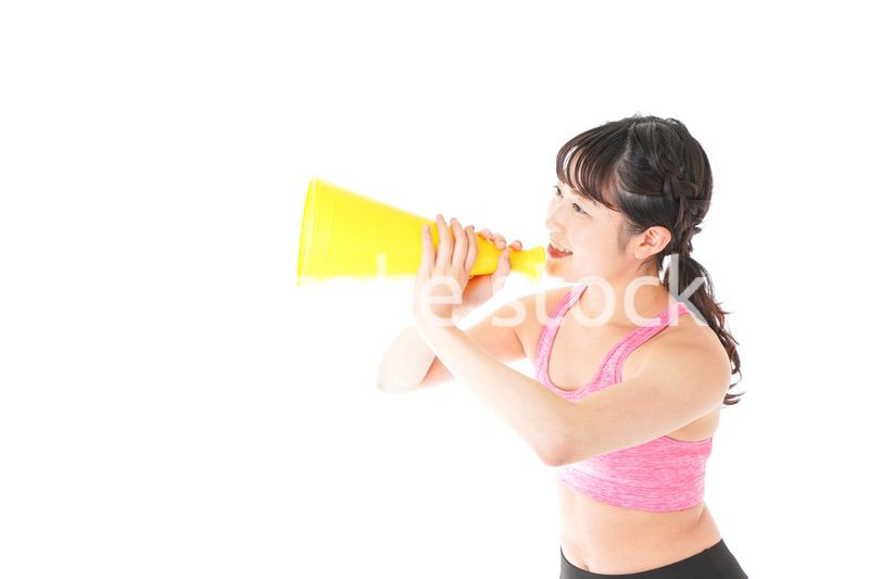 スポーツウェアで応援する若い女性