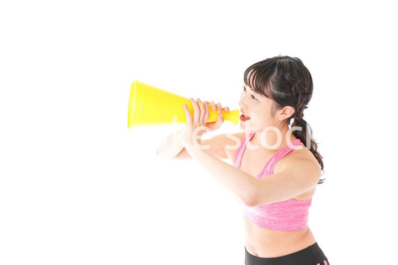 スポーツウェアで応援する若い女性