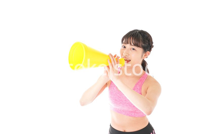 スポーツウェアで応援する若い女性