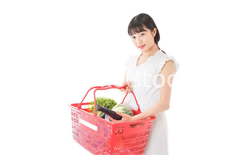 スーパー買い物をする若い女性