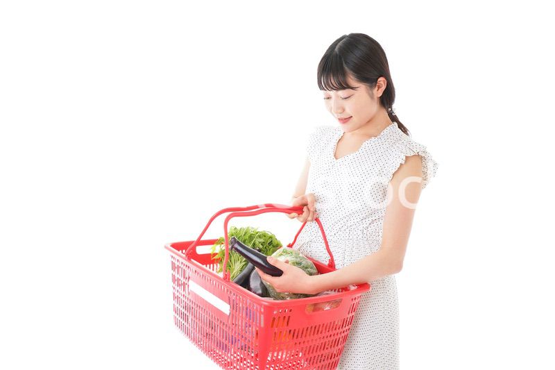 スーパー買い物をする若い女性