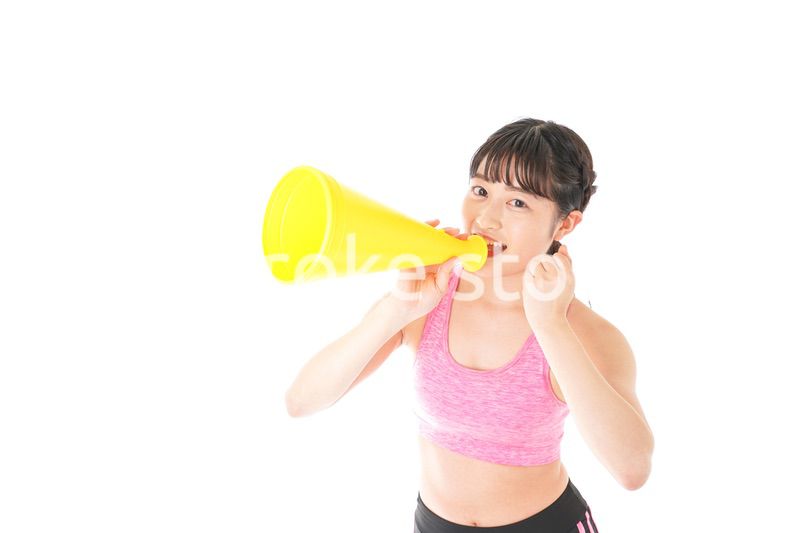 スポーツウェアで応援する若い女性