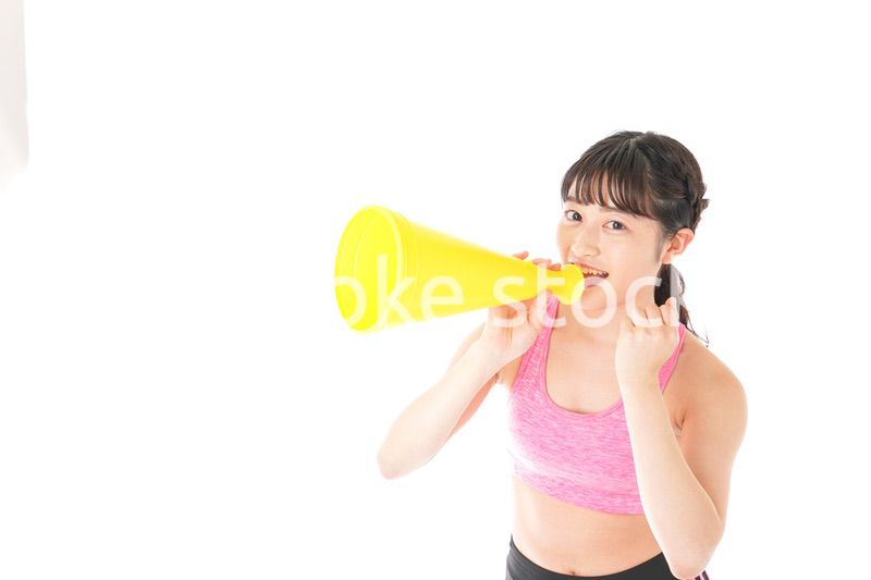 スポーツウェアで応援する若い女性