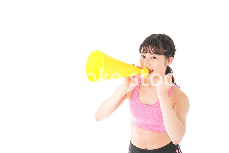 スポーツウェアで応援する若い女性