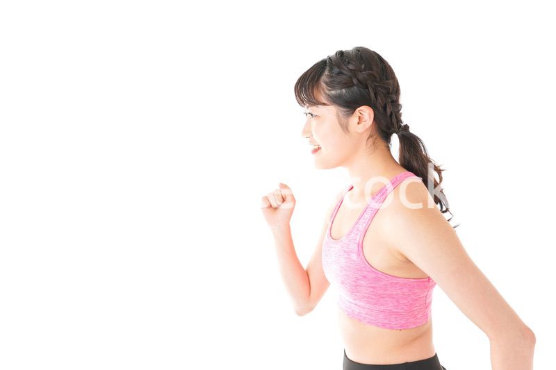 ランニングをする若い女性