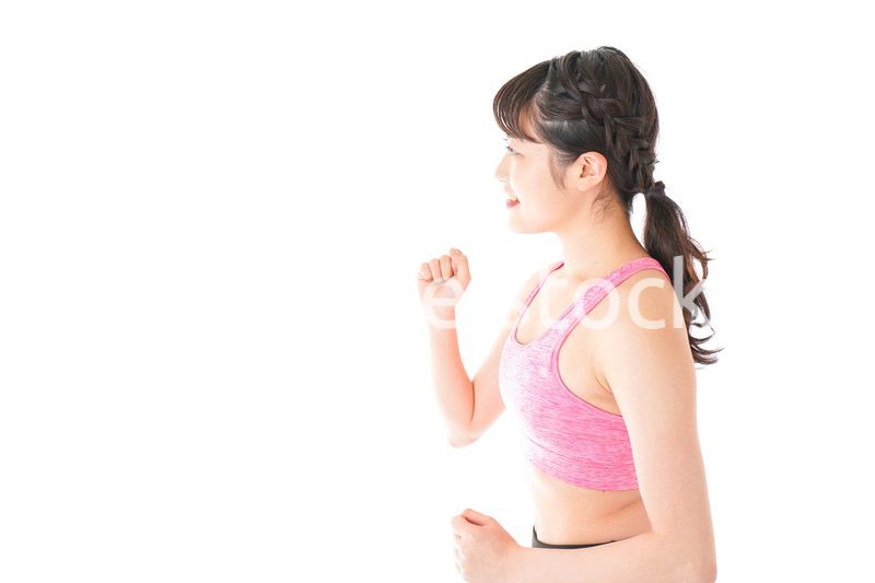 ランニングをする若い女性