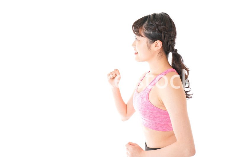 ランニングをする若い女性