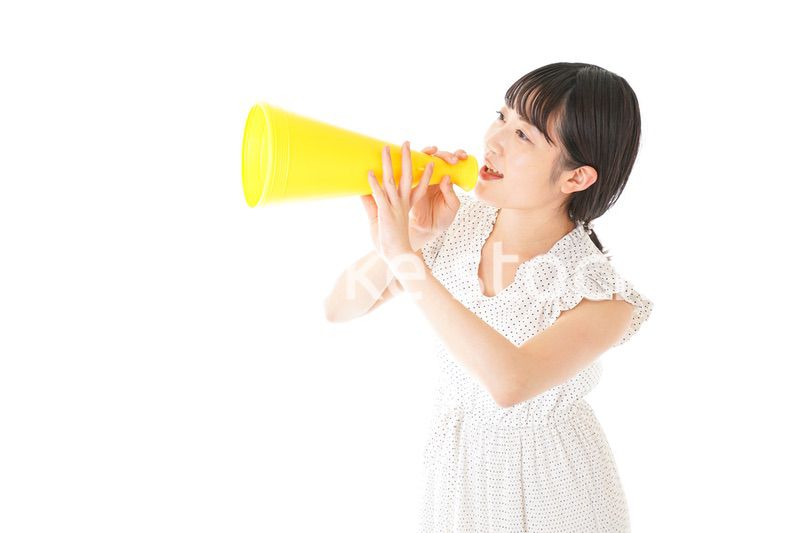 メガフォンを使い応援をする若い女性