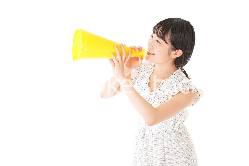 メガフォンを使い応援をする若い女性