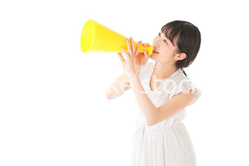 メガフォンを使い応援をする若い女性