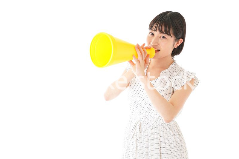 メガフォンを使い応援をする若い女性