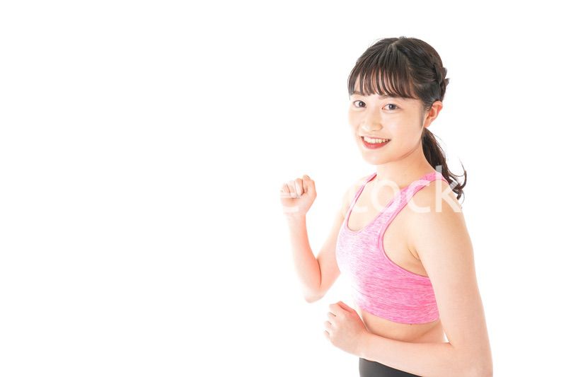 ランニングをする若い女性