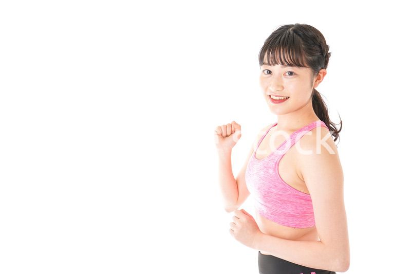 ランニングをする若い女性