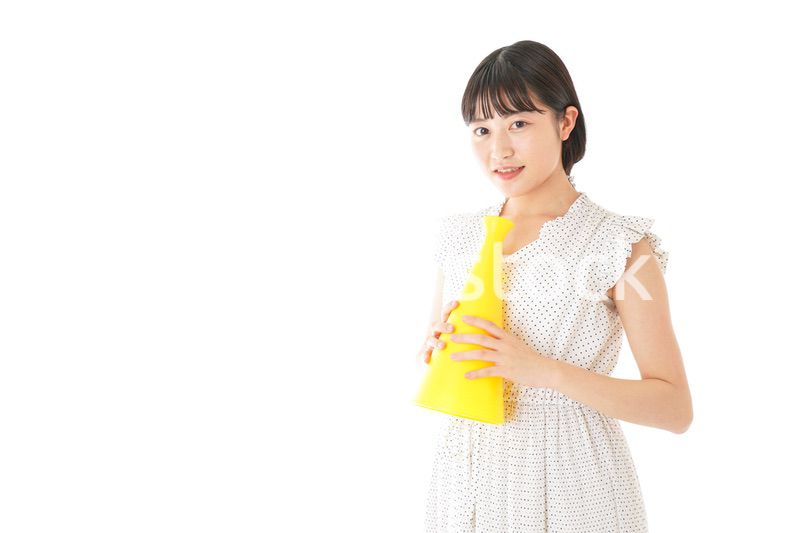 メガフォンを使い応援をする若い女性