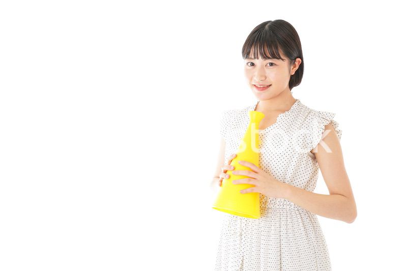 メガフォンを使い応援をする若い女性
