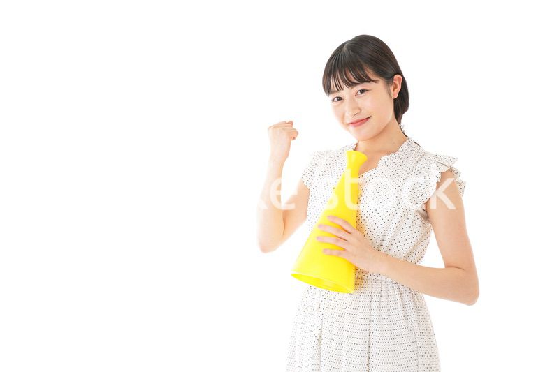 メガフォンを使い応援をする若い女性