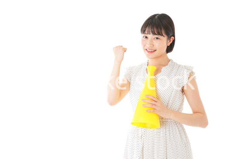 メガフォンを使い応援をする若い女性