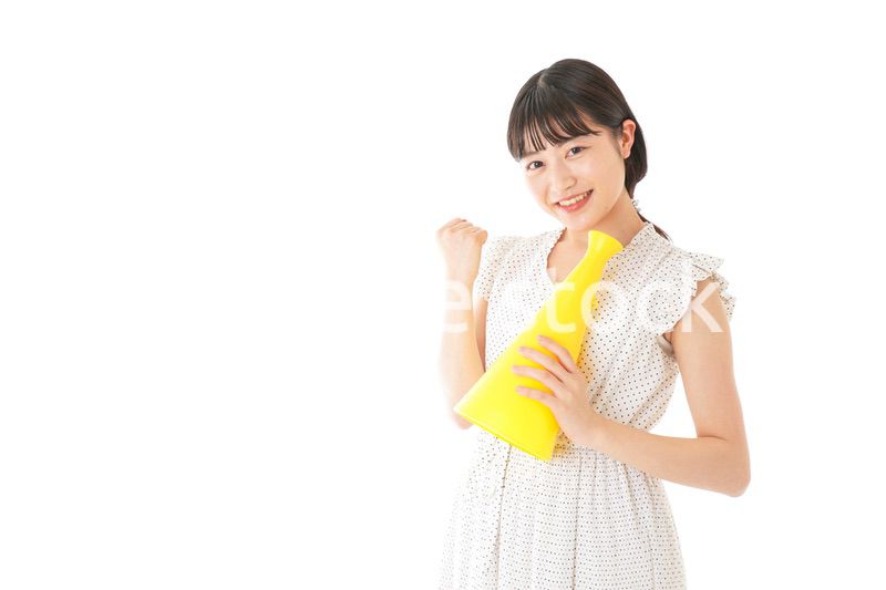 メガフォンを使い応援をする若い女性